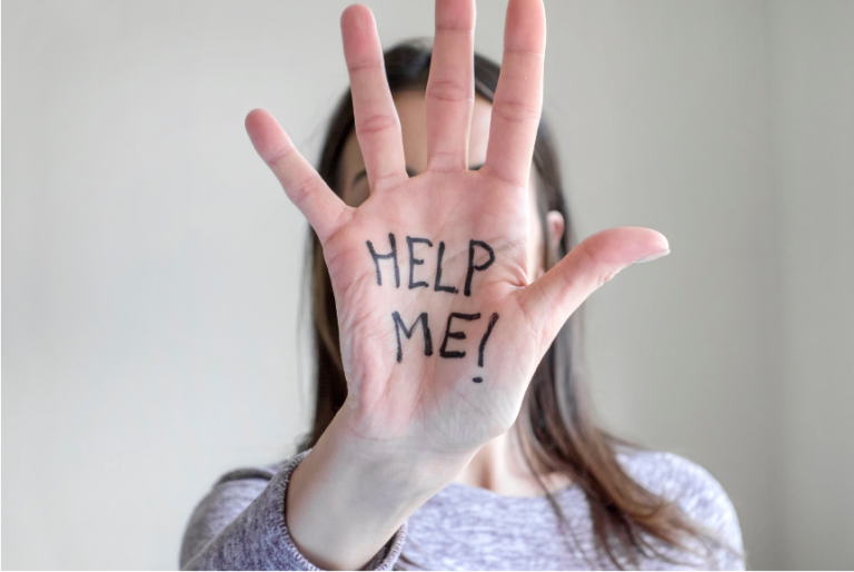 (Beginnende) RSI-klachten: een vrouw houdt haar hand op met de tekst "help me!"