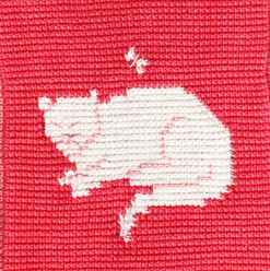 Vaktherapie: gehaakte rode pannenlap met witte afbeelding van kat