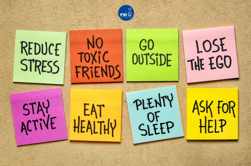 Superfoods: een prikbord met briefjes: reduce stress (verminder stress), no toxic friends (geen gifstoffen), go outside (ga naar buiten), lose the ego (wees minder egoïstisch), stay active (blijf in beweging), eat healthy (eet gezond), plenty of sleep (genoeg slaap) en ask for help (vraag om hulp).