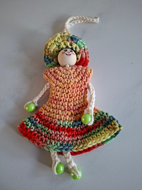 De Overburen, poppetje met jurkjeon oranje en groen-rood